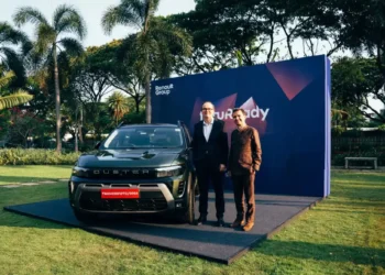 Renault future cars strategy announcement in India showing Renault logo with Duster and Bridger vehicles under the 7-model lineup plan